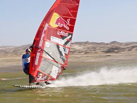 Björn Dunkerbeck knackt beim Windsurfen in Namibia die 100-km/h-Marke.