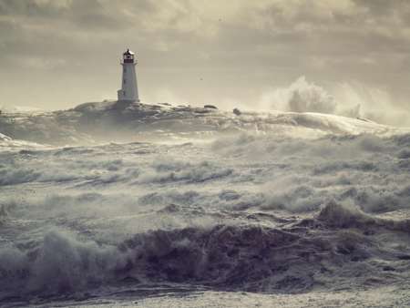 Hohe Wellen und raues Wetter um den Leuchtturm von Peggy's Cove, Novia Scotia, Kanada.