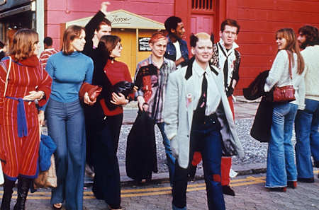 Лондонские панки и обыватели Лондонские панки и обыватели