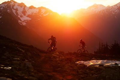 Sam Poarch et Bruno Long ride en VTT à Revelstoke.
