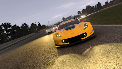 Screenshot aus Forza Motorsport zeigt eine Corvette bei einem Nachtrennen.