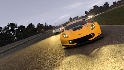 Screenshot aus Forza Motorsport zeigt eine Corvette bei einem Nachtrennen.