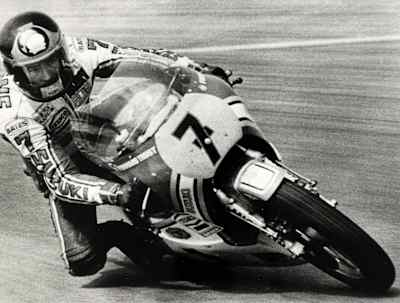 El piloto de 500cc, Barry Sheene, con su Suzuki en Silverstone
