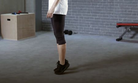 Freerunner Hazal Nehir macht beim Stabitraining Wadenheben.