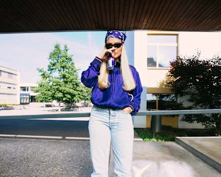 Loredana mit einer Dose Red Bull.