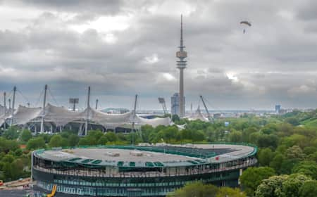 Panorama-Aufnahme des Fallschirmsprungs von Max Manow auf das Dach des SAP Garden.