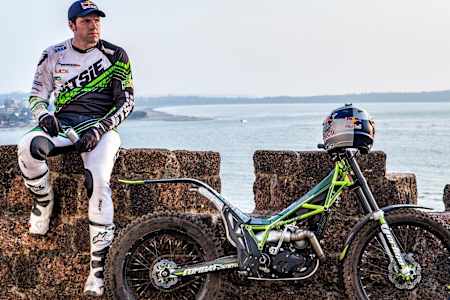 Dougie Lampkin, 12 veces campeón del mundo de trial, posa con la Vertigo en Goa, India.