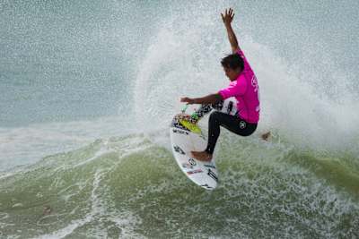 Kai Lenny en la competencia de surf de shortboard The Ultimate Waterman, en la península de Coromandel, Nueva Zelanda, el 16 de marzo de 2015