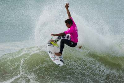Kai Lenny en la competencia de surf de shortboard The Ultimate Waterman, en la península de Coromandel, Nueva Zelanda, el 16 de marzo de 2015
