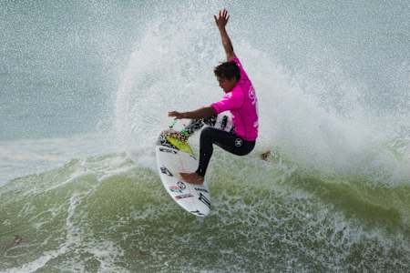 Kai Lenny en la competencia de surf de shortboard The Ultimate Waterman, en la península de Coromandel, Nueva Zelanda, el 16 de marzo de 2015
