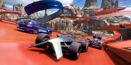 Screenshot aus Forza Horizon 5: Hot Wheels zeigt mehrere Autos bei einem Rennen über einen Berg.