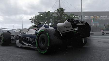 Screenshot aus F1 22 zeigt den AlphaTauri von Pierre Gasly vor dem Hard Rock Stadium in Miami