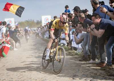 Le cycliste sur route Wout van Aert en action sur les pavés du Paris-Roubaix.