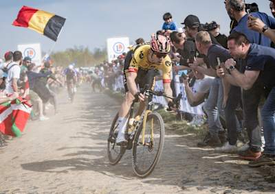 Le cycliste sur route Wout van Aert en action sur les pavés du Paris-Roubaix.