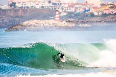 Mick Fanning surfe un tube à Peniche