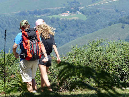 Le sentier du littoral, sur la Côte basque, offre un tas de spots tous plus beaux les uns que les autres pour un apéro réussi.