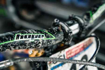 Adam usa un prototipo del manubrio Hope Tech largo 740 mm