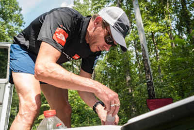 Mike Mason recharge les boissons