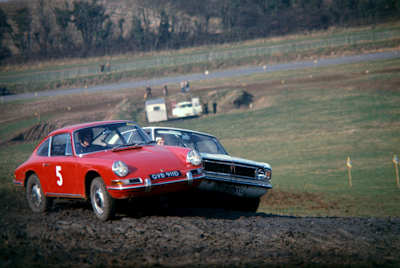 Vic Elford en Lydden Hill, Inglaterra, en 1967 a los mandos de un Porsche 911 R.