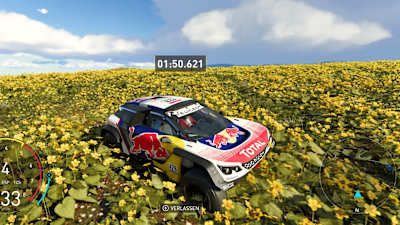 Screenshot aus The Crew Motorfest zeigt einen Red Bull Rally Raid-Boliden in einem Feld mit gelben Blumen.