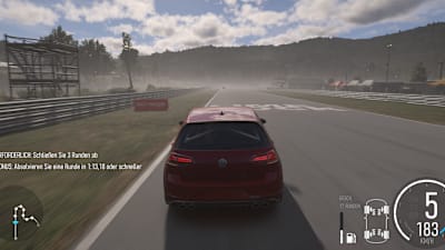 Captura de pantalla de Forza Motorsport muestra una sesión de entrenamiento en un VW Golf con niebla.
