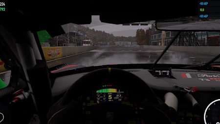 Screenshot aus Forza Motorsport zeigt ein Nachtrennen bei Regen in einem Porsche aus der Cockpit-Perspektive.