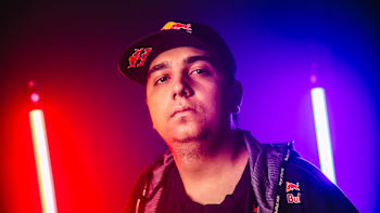 Portrait de Mehmet Yağız 'cNed' İpek, l'un des meilleurs joueurs pros de Valorant du monde.