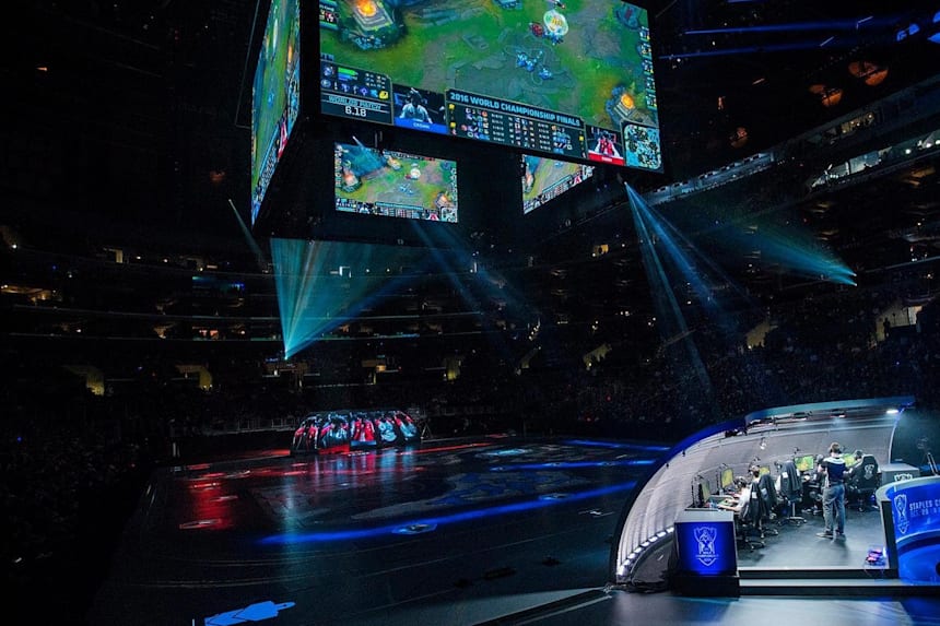 inside the staples centre during the league of legends 2016 world championship