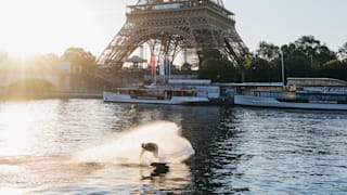 Le Français Jules Charraud fait du wakeboard devant la tour Eiffel à Paris en France.