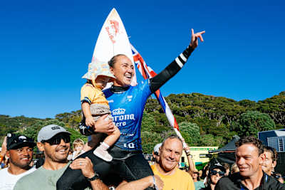 WSL 2026: Carissa Moore comemora com a filha