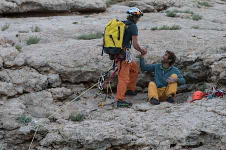 Stefan Glowacz und Chris Sharma freuen sich über den Erfolg der Klettertour.