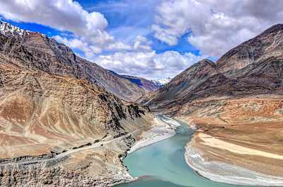 Encontro dos rios Indus e Zanskar, na Índia Encontro dos rios Indus e Zanskar, na Índia