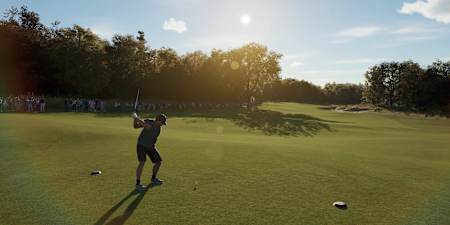Screenshot aus PGA Tour 2K25 zeigt einen Golfer im Sonnenuntergang beim Abschlag.