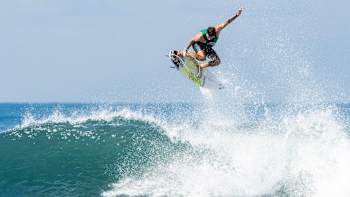 Jack Freestone hace un stalefish alley oop durante el Red Bull Airborne Bali 2019.