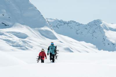 Kai Lenny és Travis Rice együtt snowboardoznak az alaszkai Valdezben