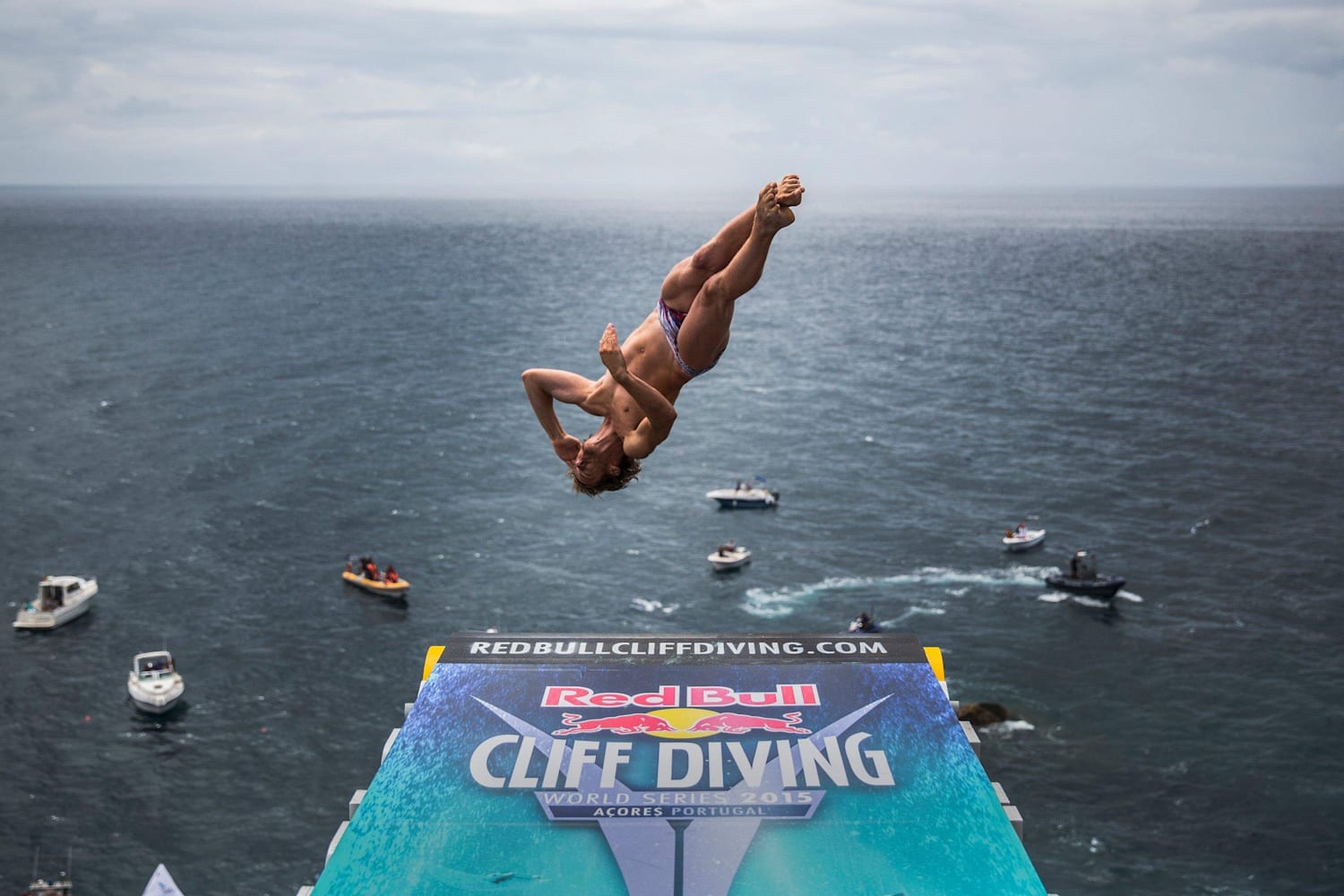 Gary Hunt wins Red Bull Cliff Diving Portugal 2015