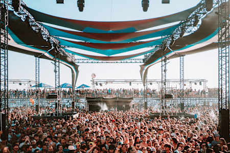 L'an passé, le Delta Festival a posé une canopée pour mater des concerts sans prendre trop de coups de soleil.