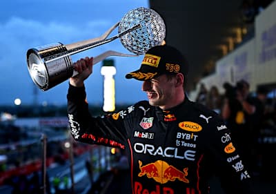 Le pilote Red Bull Max Verstappen remporte le Grand Prix du Japon de Formule 1 2022 et assure son deuxième titre de champion du monde d’affilée.