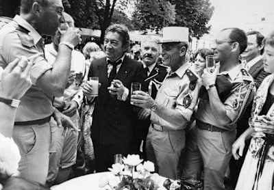 1985: Serge com soldados franceses em Paris