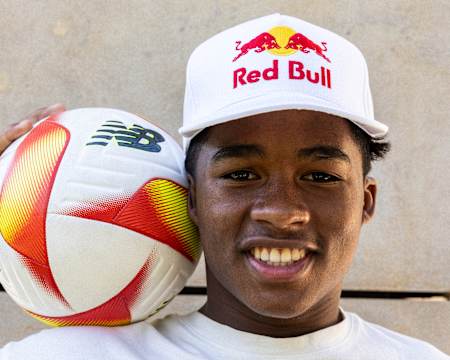 Endrick posa com a bola