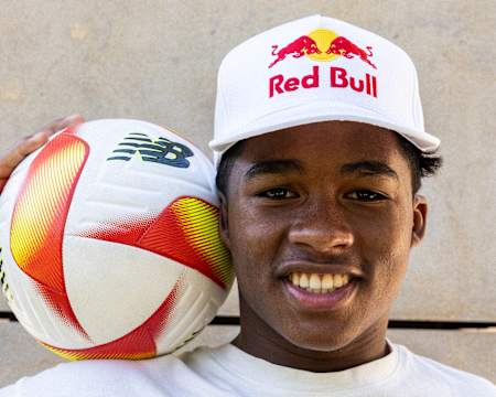 Der brasilianische Fußballstar Endrick posiert mit dem Ball.