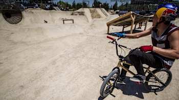 Daniel Dhers contempla la pista del Red Bull Dirt Conquers en Guadalajara, México, el 11 de abril de 2014.