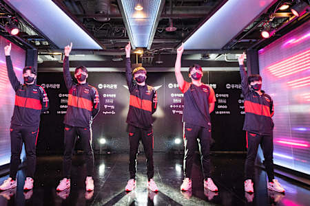 T1 defeated DWG KIA to earn a place at the Summer Playoffs Final. 