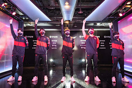 T1 defeated DWG KIA to earn a place at the Summer Playoffs Final. 