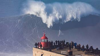 Ross Clarke-Jones csak egy porszemnek érezte magát a Nazaré habjain