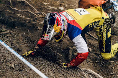 Loic Brunis Crash bei der Quali in Leogang 2015.