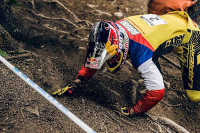 Loic Brunis Crash bei der Quali in Leogang 2015.