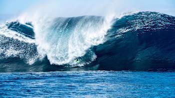 Le surfeur britannique Andrew Cotton en action en surf sur une des grosses vagues d'Australie.