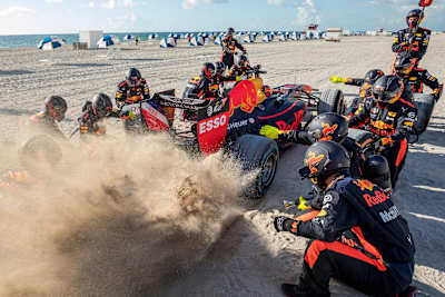 Le record du pit stop le plus rapide de l’histoire est de 1.92 seconde et est co-détenu par Aston Martin Red Bull Racing et Williams.