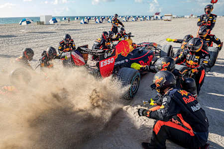 Mekanikerler pit stop görevlerini yerine getirirken